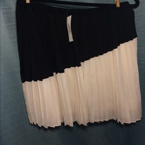 Banana Republic Black and White Pleaded skirt